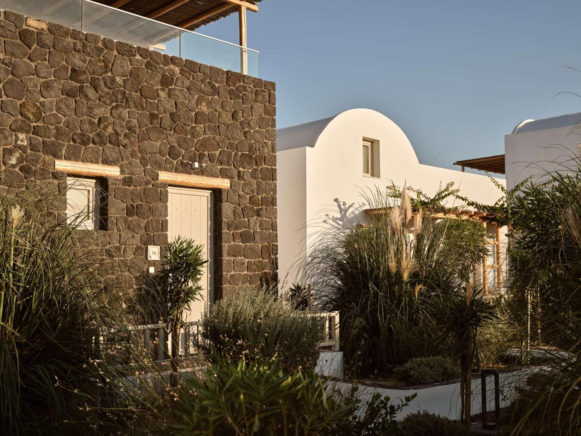 Sea Breeze Santorini Beach Resort, Curio By Hilton Agios Georgios  Esterno foto